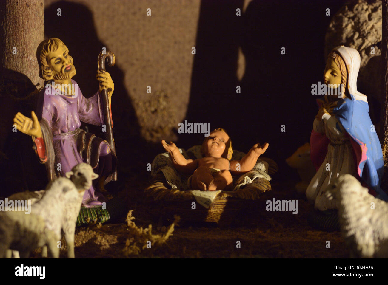 Scène de la nativité dans la tradition italienne. Scène de la nativité avec des statues de Joseph, Marie et le petit Jésus Banque D'Images