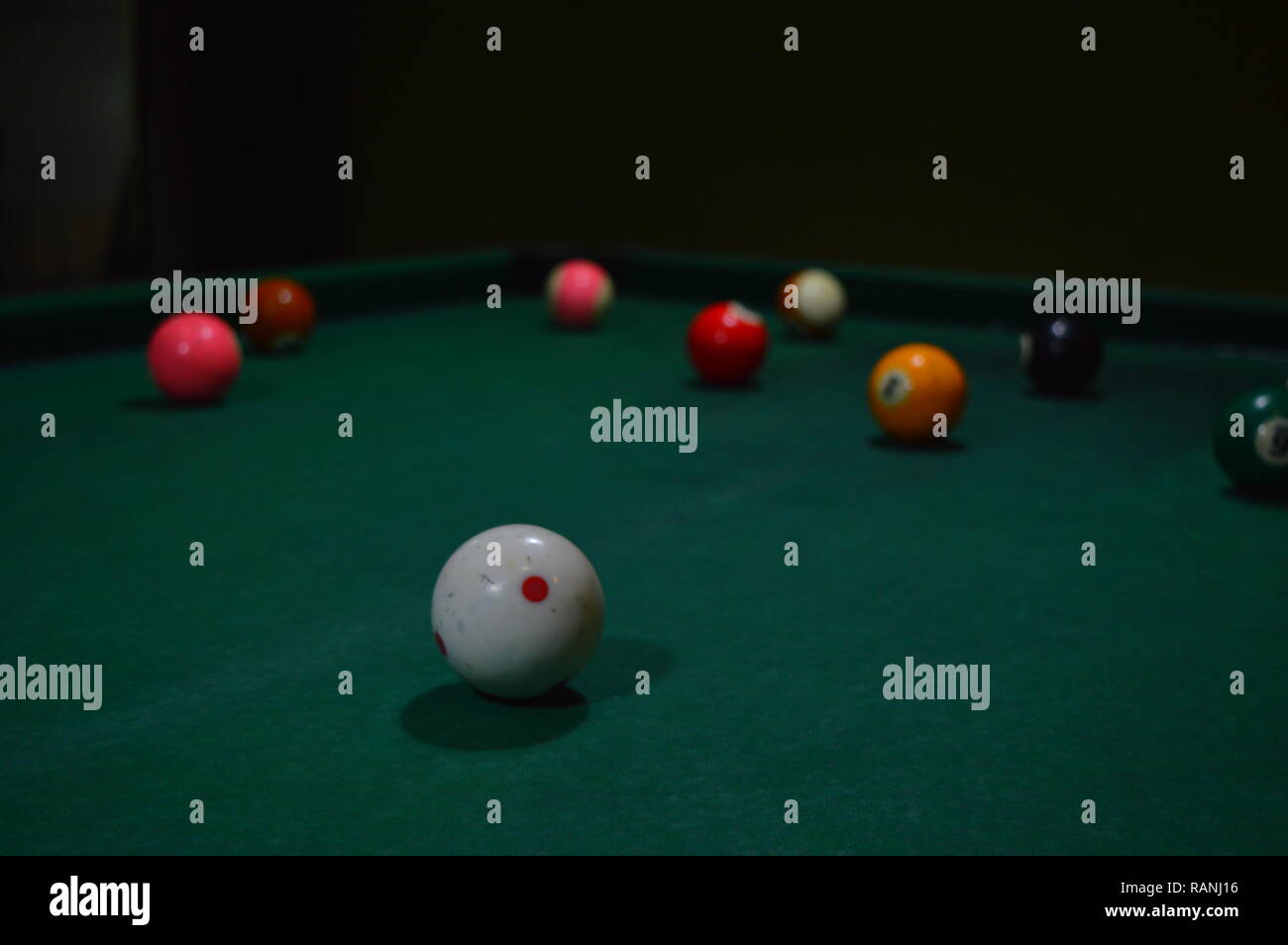 Jeu de billard, personne en jouant au billard et de frapper des balles Banque D'Images