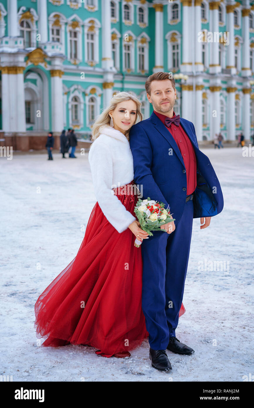 Belle femme en robe rouge et l'homme posant debout en hiver, mariage à  Saint-Pétersbourg Photo Stock - Alamy