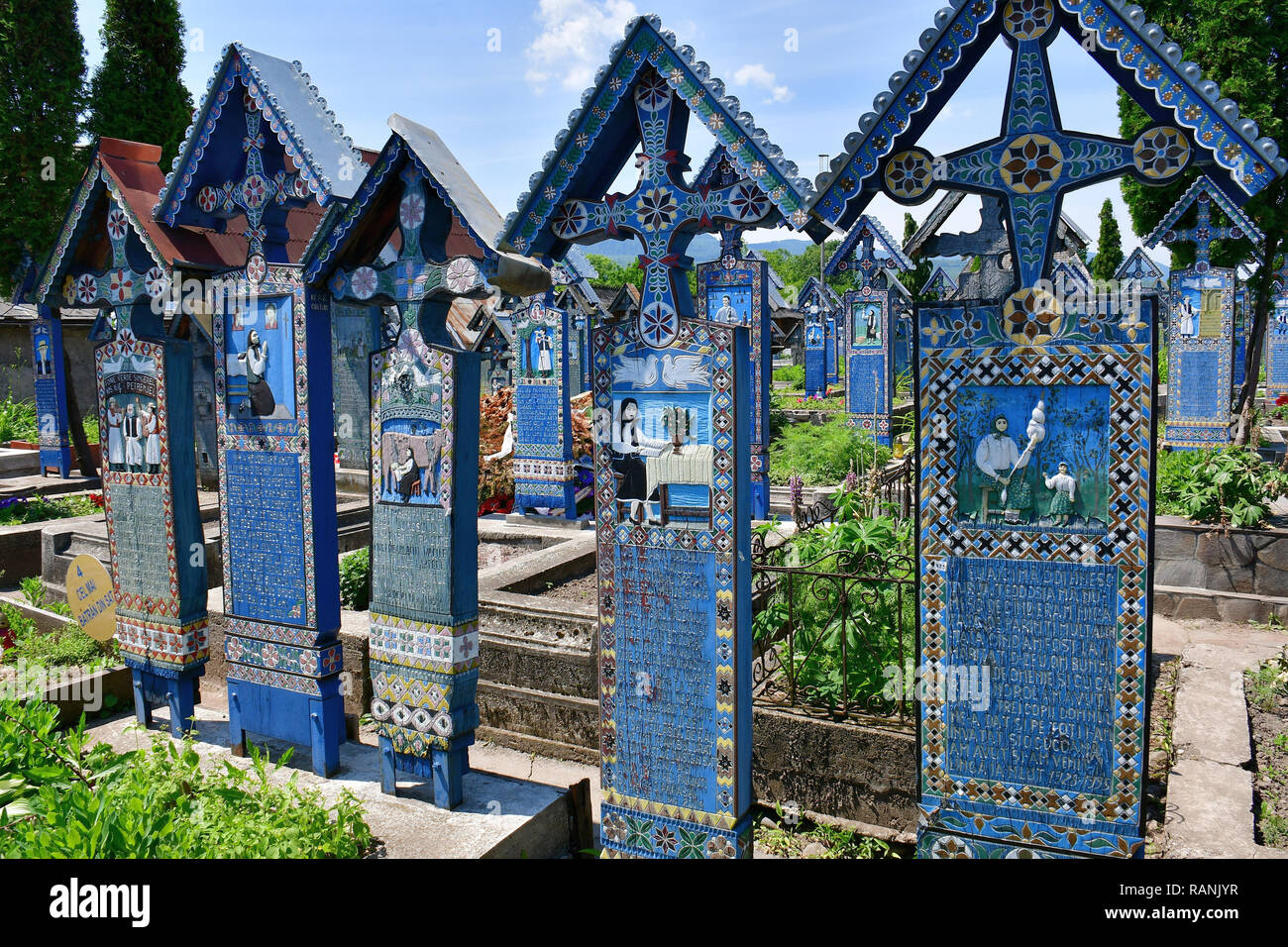 Le Cimetiere Joyeux Cimitirul Vesel De Sapanta Maramures Roumanie Vidam Szaploncan Temeto Az Photo Stock Alamy Le Cimetiere Joyeux Cimitirul Vesel De Sapanta Maramures Roumanie Vidam Szaploncan Temeto Az Photo Stock Alamy