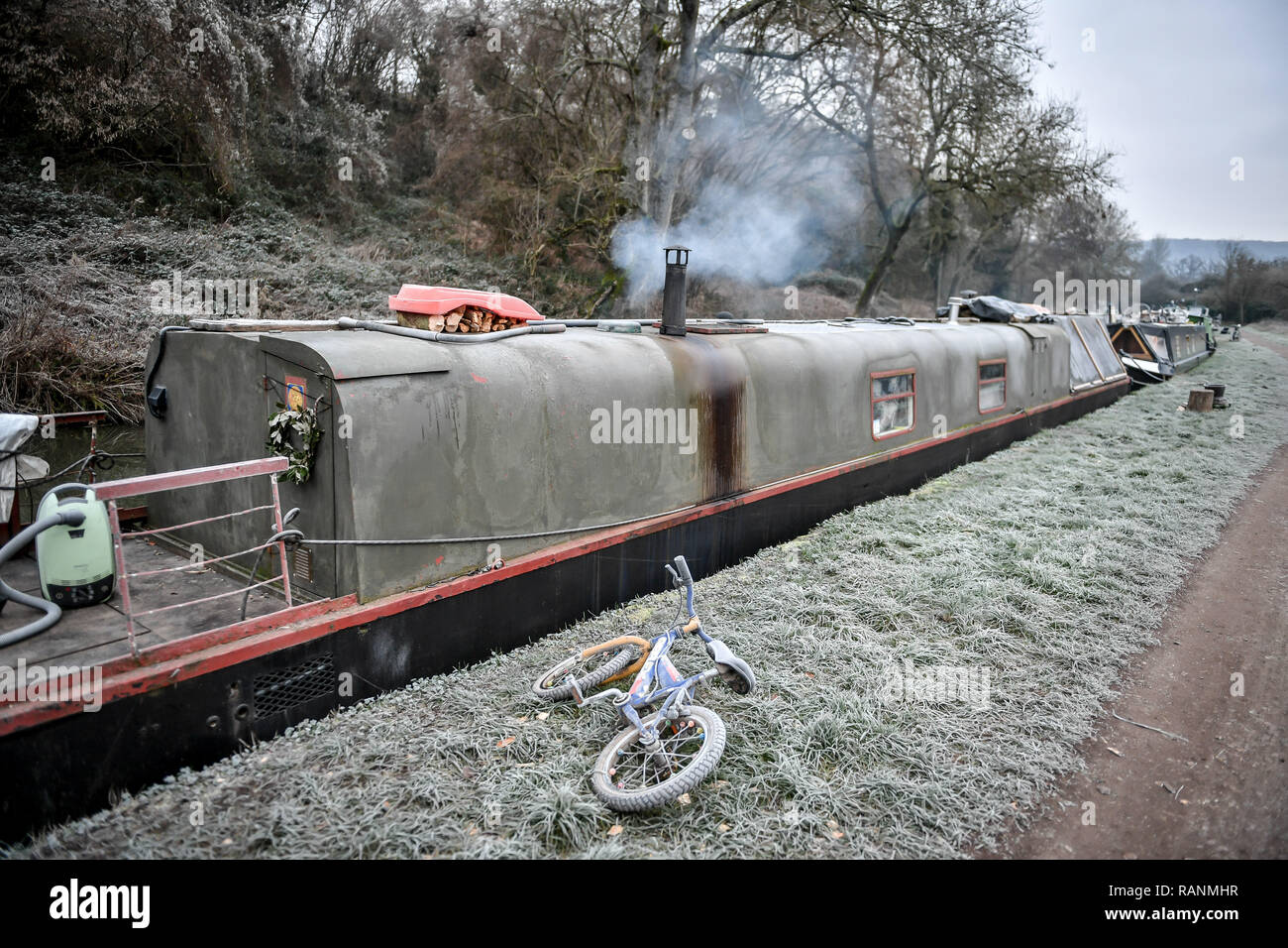 Un vélo d'enfant est givrée à côté d'un grand classique sur le canal Kennet et Avon, baignoire, comme la température dans certaines régions de Grande-Bretagne a chuté en dessous de zéro la nuit. Banque D'Images