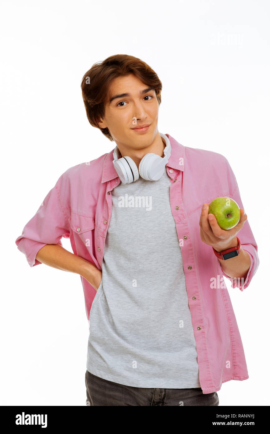 Heureux jeune garçon voulant manger une pomme Banque D'Images