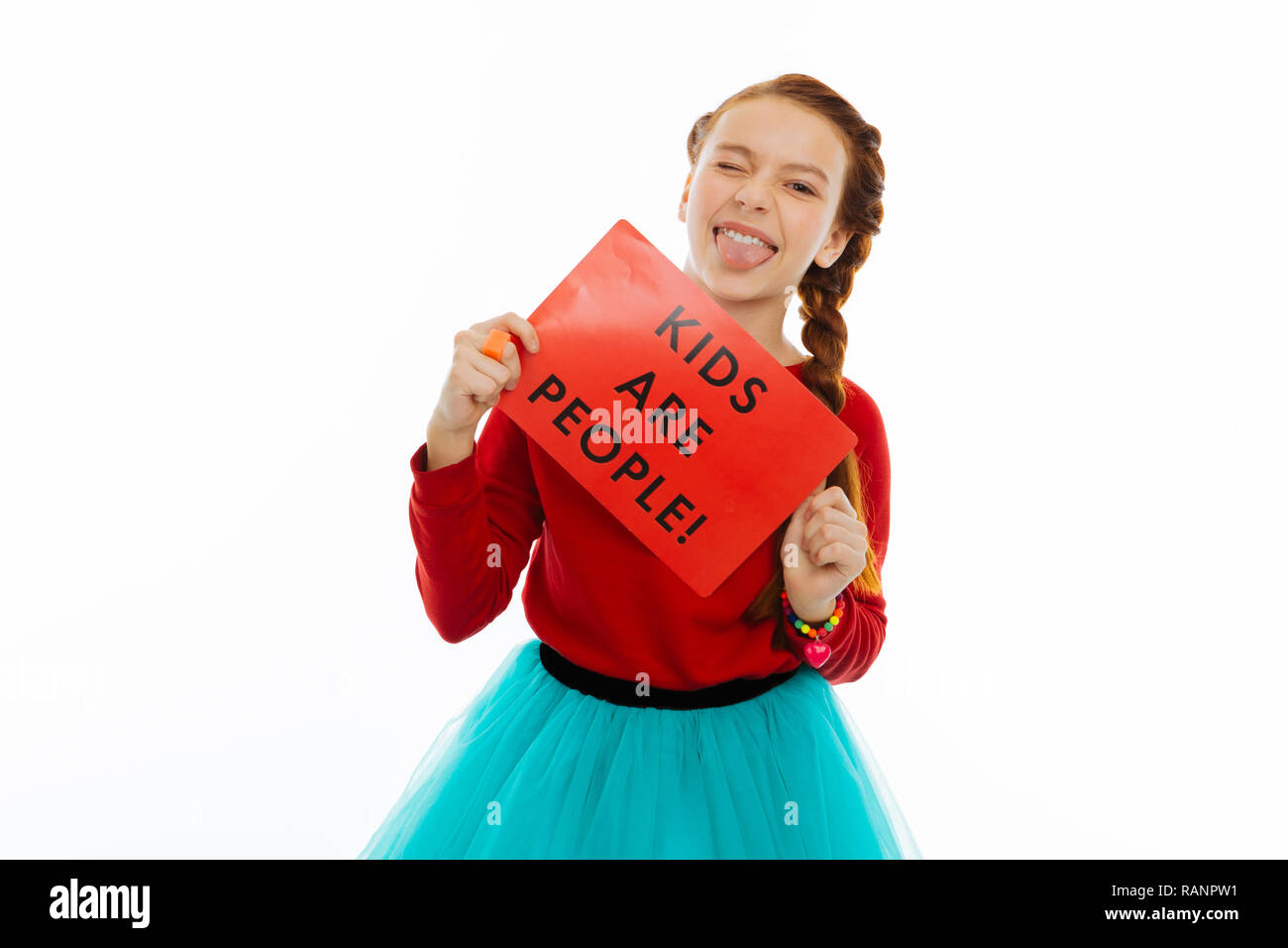 Heureux nice girl vous montrant sa langue Banque D'Images