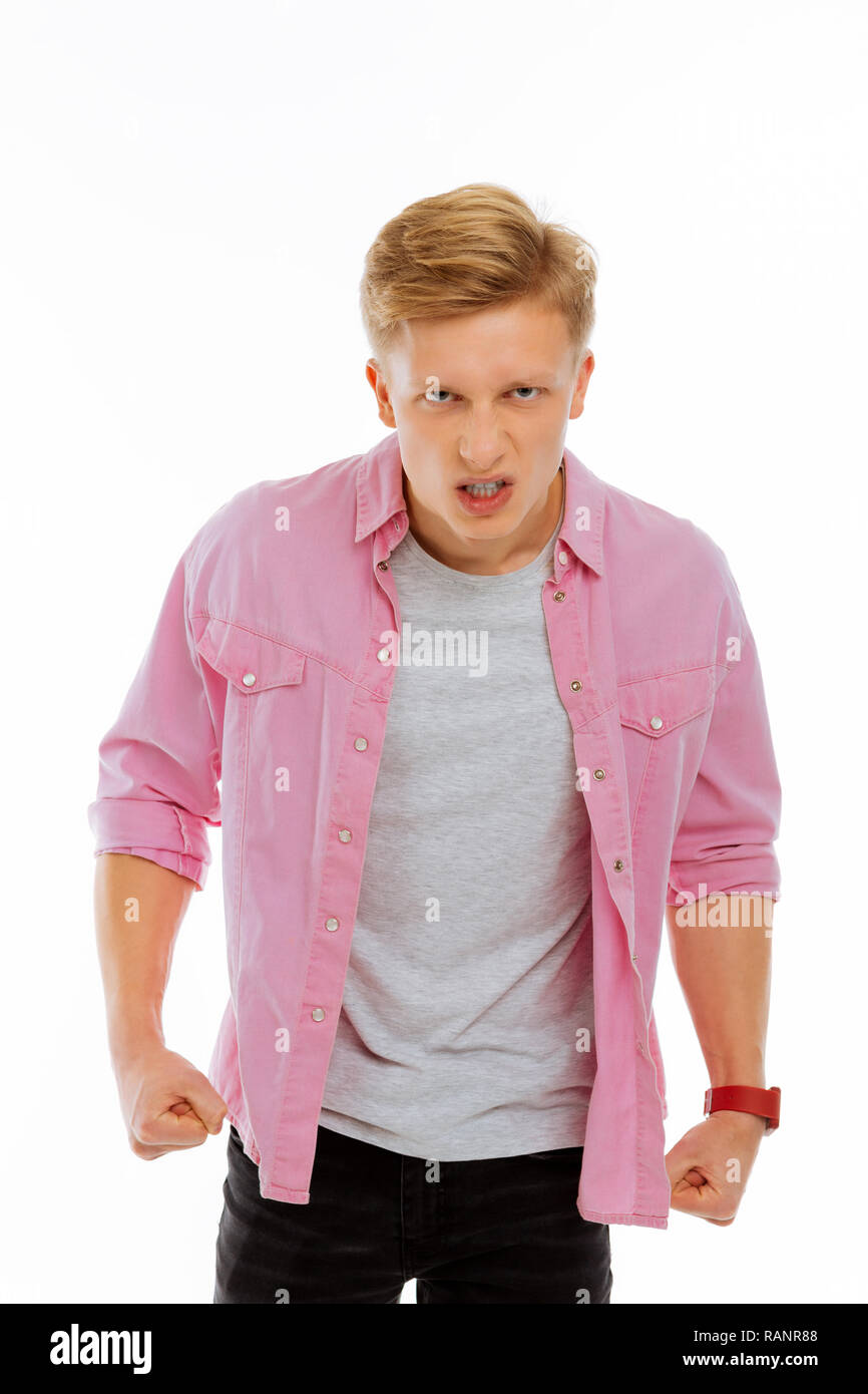 Jeune homme blond sentiment émotionnel très en colère Banque D'Images