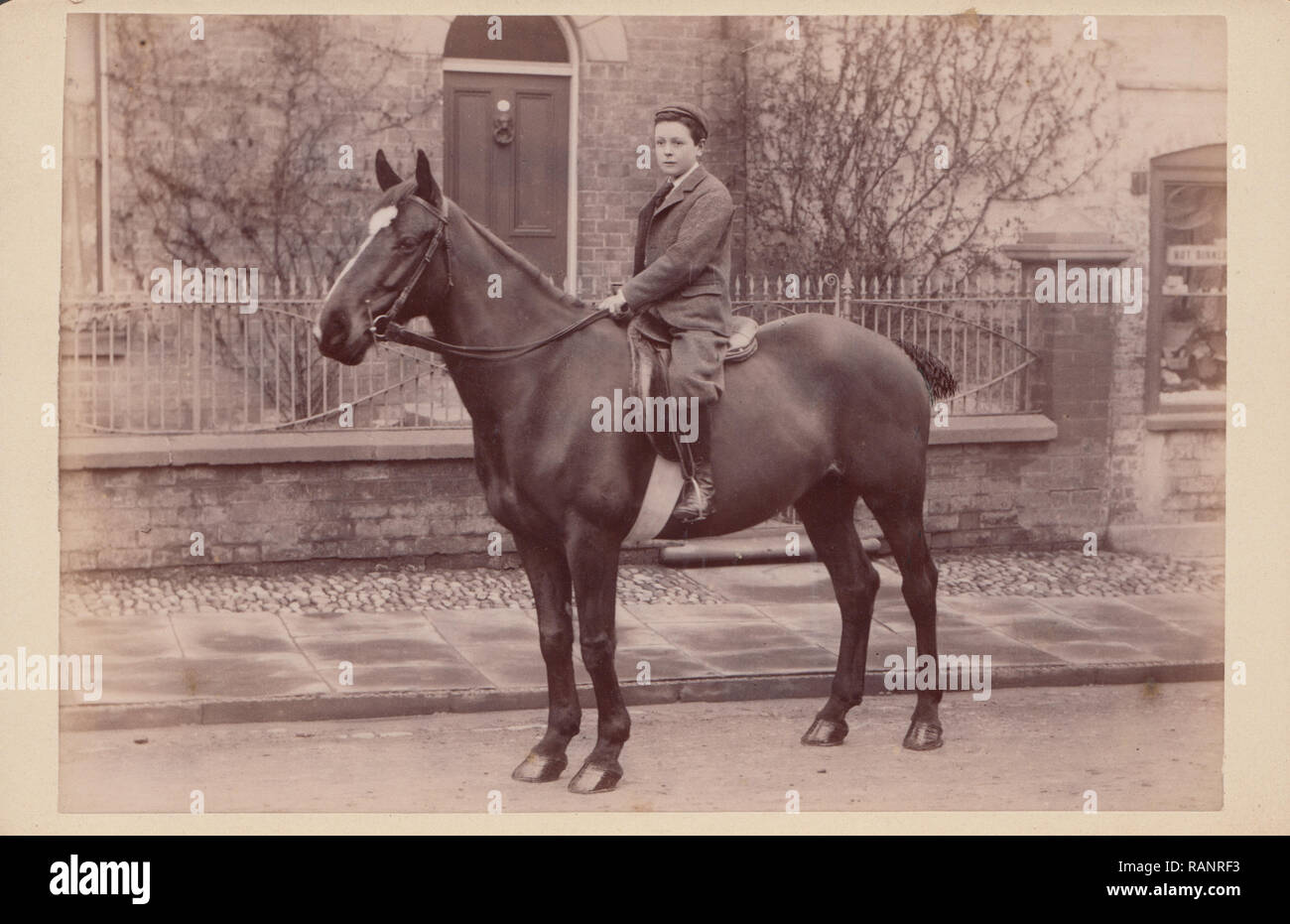 Victorian Leominster Herefordshire, montrant une carte du Cabinet Boy Riding a Horse dans la rue. Banque D'Images