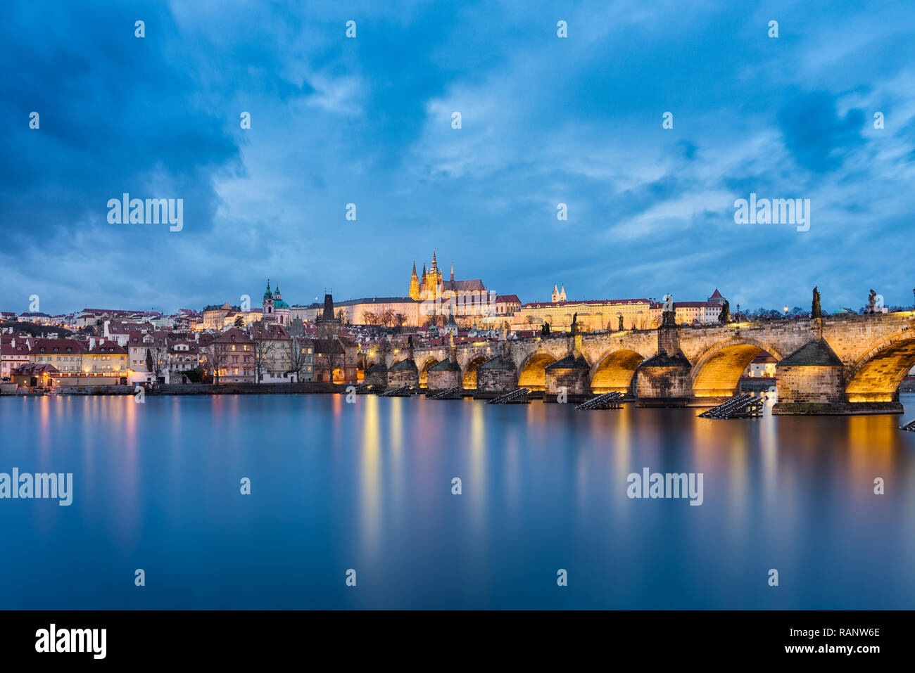Le Pont Charles et le château de nuit à Prague, République Tchèque Banque D'Images