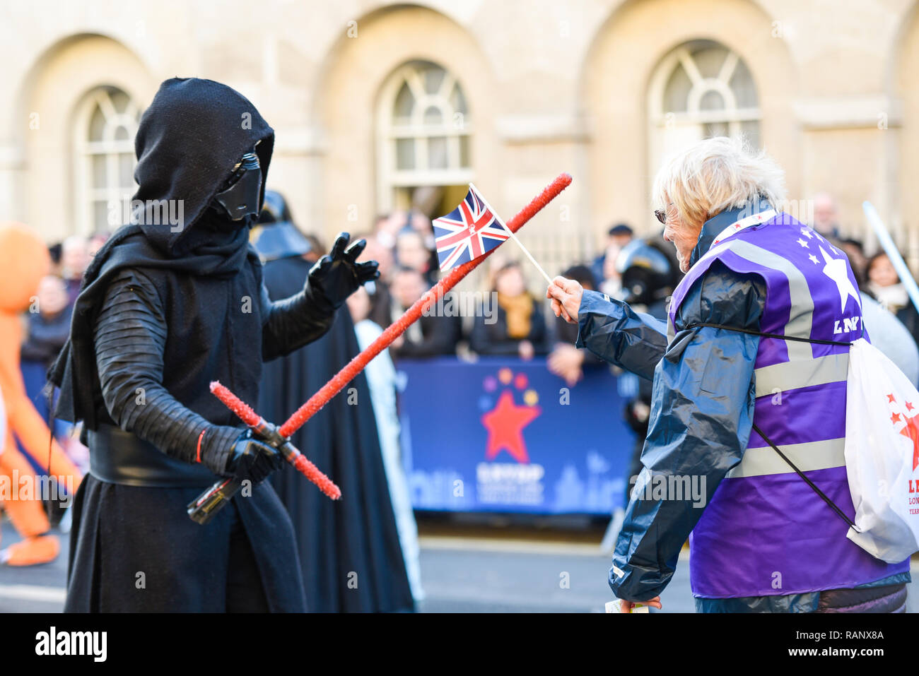Kylo Ren costume de personnage dans le films de Star Wars au London's New Year's Day Parade, au Royaume-Uni. Les combats à l'épée sabre de lumière avec le maréchal parade Banque D'Images