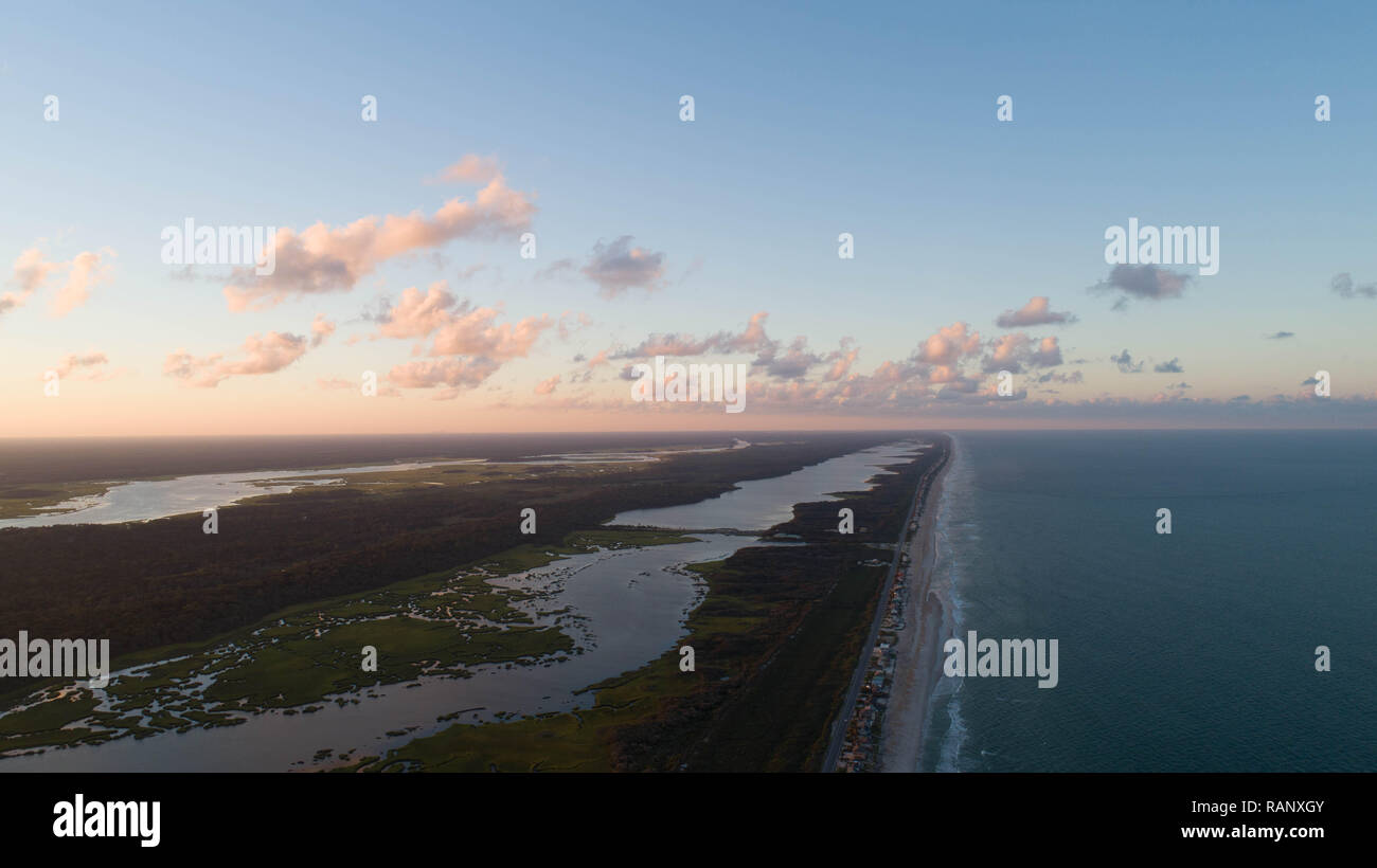 Lever du Soleil à l'extérieur de l'Horizon panoramique Vue aérienne Plage Photographie Drone nuages ciel du matin bleu littoral océan Atlantique Nature côtières de Floride droit Banque D'Images