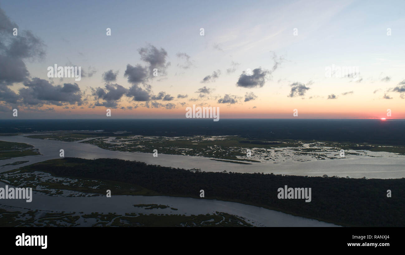 Drone aérien toile fond vue horizontale journée tranquille matin Aube Lever du soleil les nuages épars sur la côte Atlantique de la Floride rurale Banque D'Images