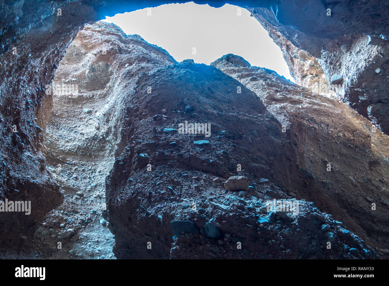 Les courbes complexes et de rebondissements que l'eau a érodé la roche alluvionnaire dans Canyon de Rattlesnake, Death Valley, Californie Banque D'Images