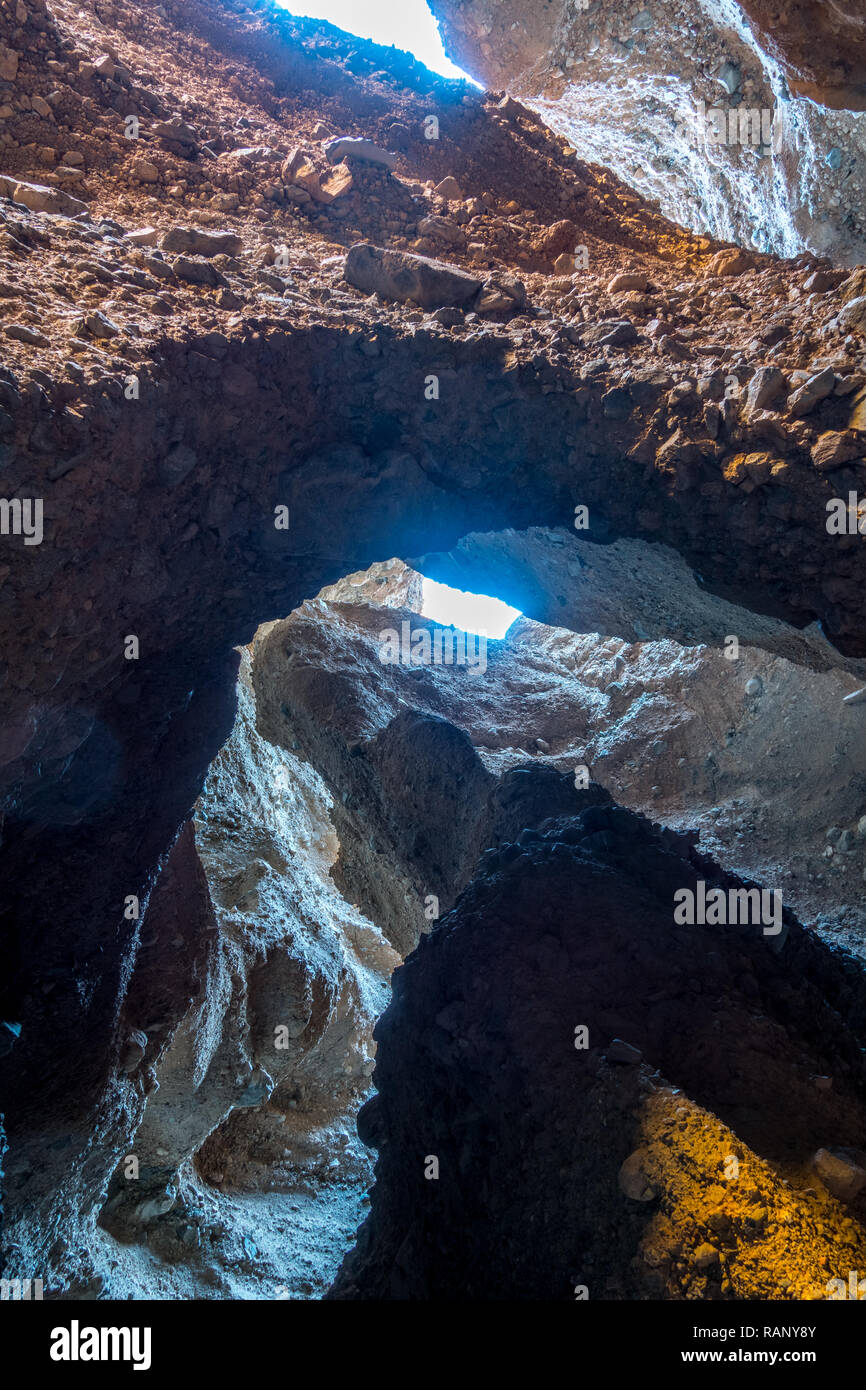 Les courbes complexes et de rebondissements que l'eau a érodé la roche alluvionnaire dans Canyon de Rattlesnake, Death Valley, Californie Banque D'Images