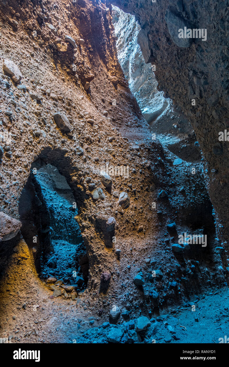 Les courbes complexes et de rebondissements que l'eau a érodé la roche alluvionnaire dans Canyon de Rattlesnake, Death Valley, Californie Banque D'Images