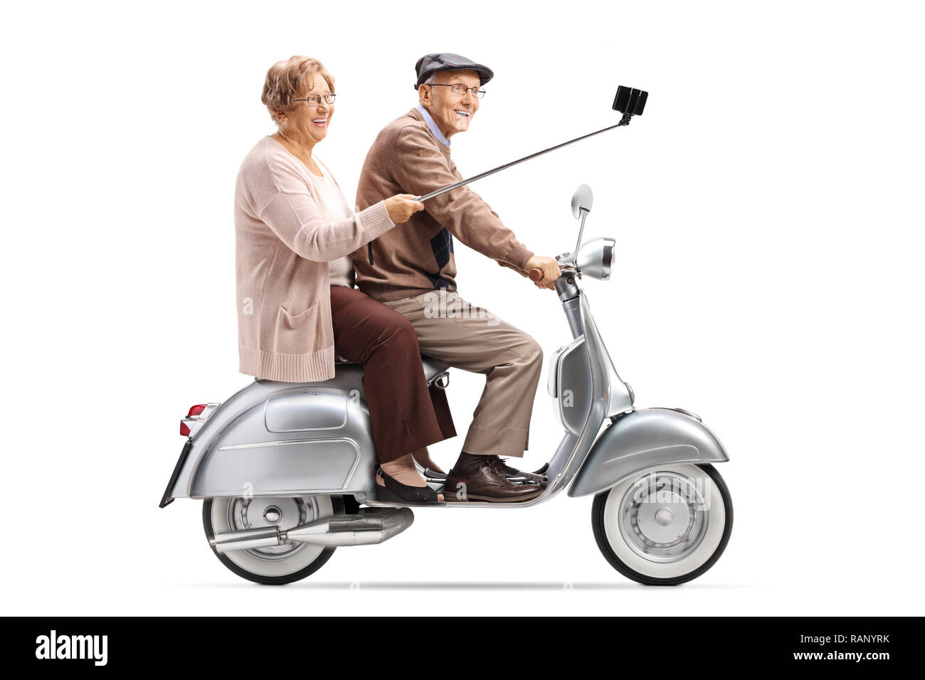 Tourné sur toute la longueur d'un couple prenant un sur un scooter vintage selfies isolé sur fond blanc Banque D'Images
