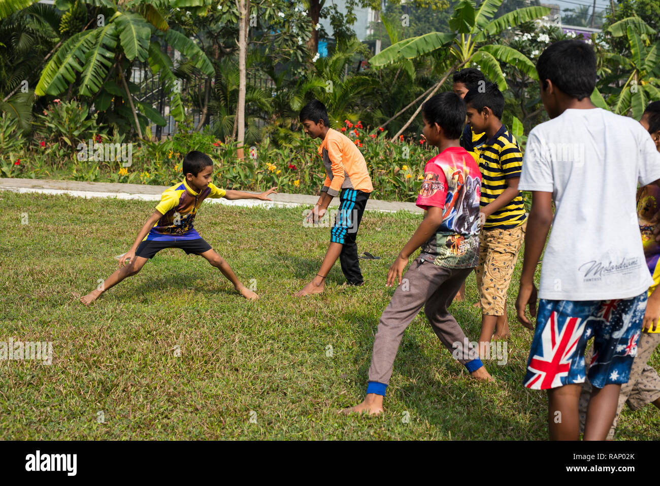 Mumbai / INDE - Décembre 2017 : Des enfants qui jouent, un contact Kabaddi sport d'équipe. Banque D'Images