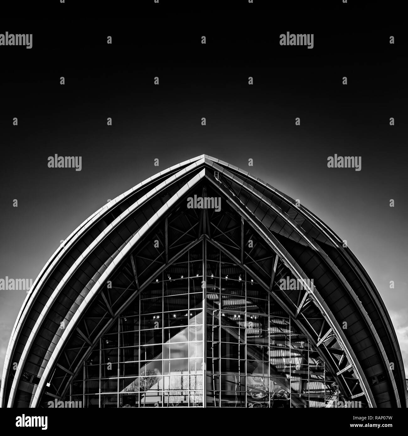 Une fine art noir et blanc de l'édition dans l'auditorium armadillo Glasgow près de la rivière Clyde. Banque D'Images