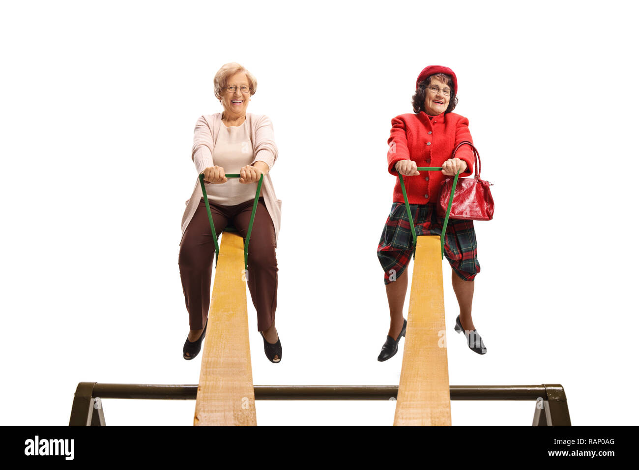 Toute la longueur de balle deux smiling senior femme sur une balançoire isolé sur fond blanc Banque D'Images