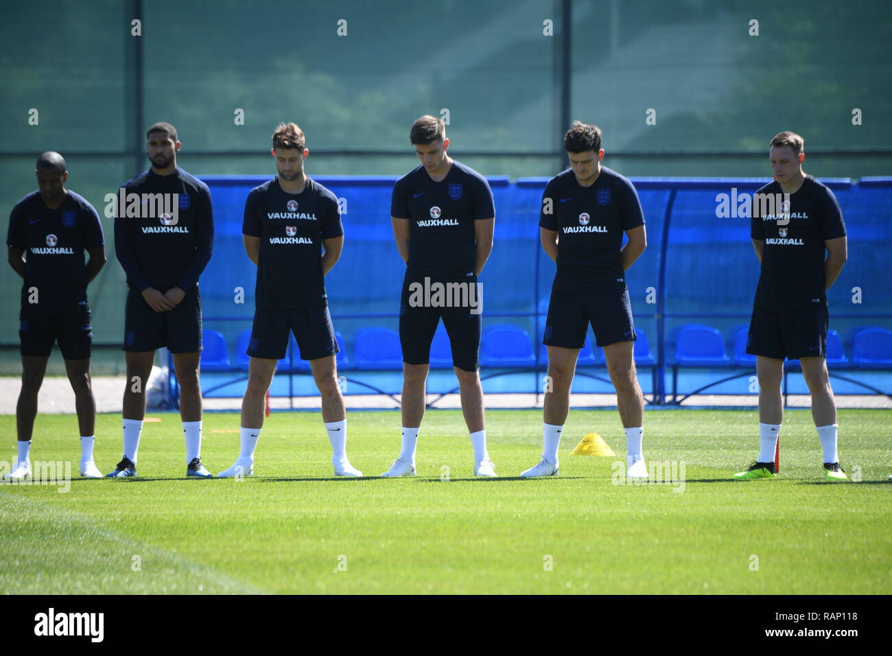 La formation en Angleterre Joueurs Repino observer une minutes de silence pour Grenfell Photo Jeremy Selwyn Banque D'Images