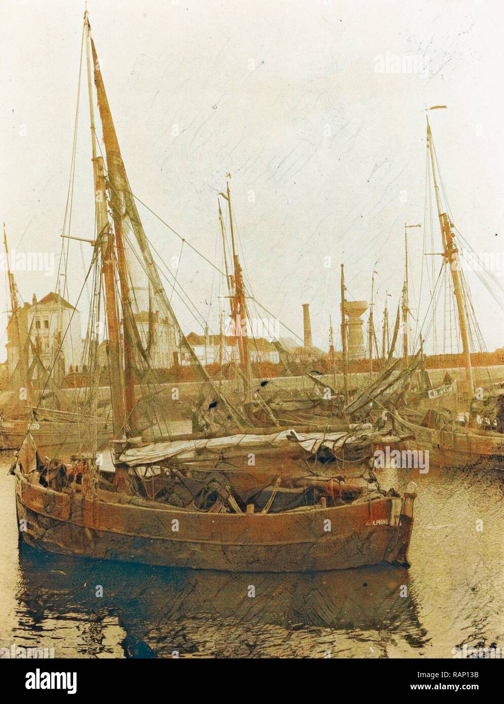 Voiliers dans un port, Pays-Bas, anonyme, c. 1900. Repensé par Gibon. L'art  classique avec une touche moderne repensé Photo Stock - Alamy