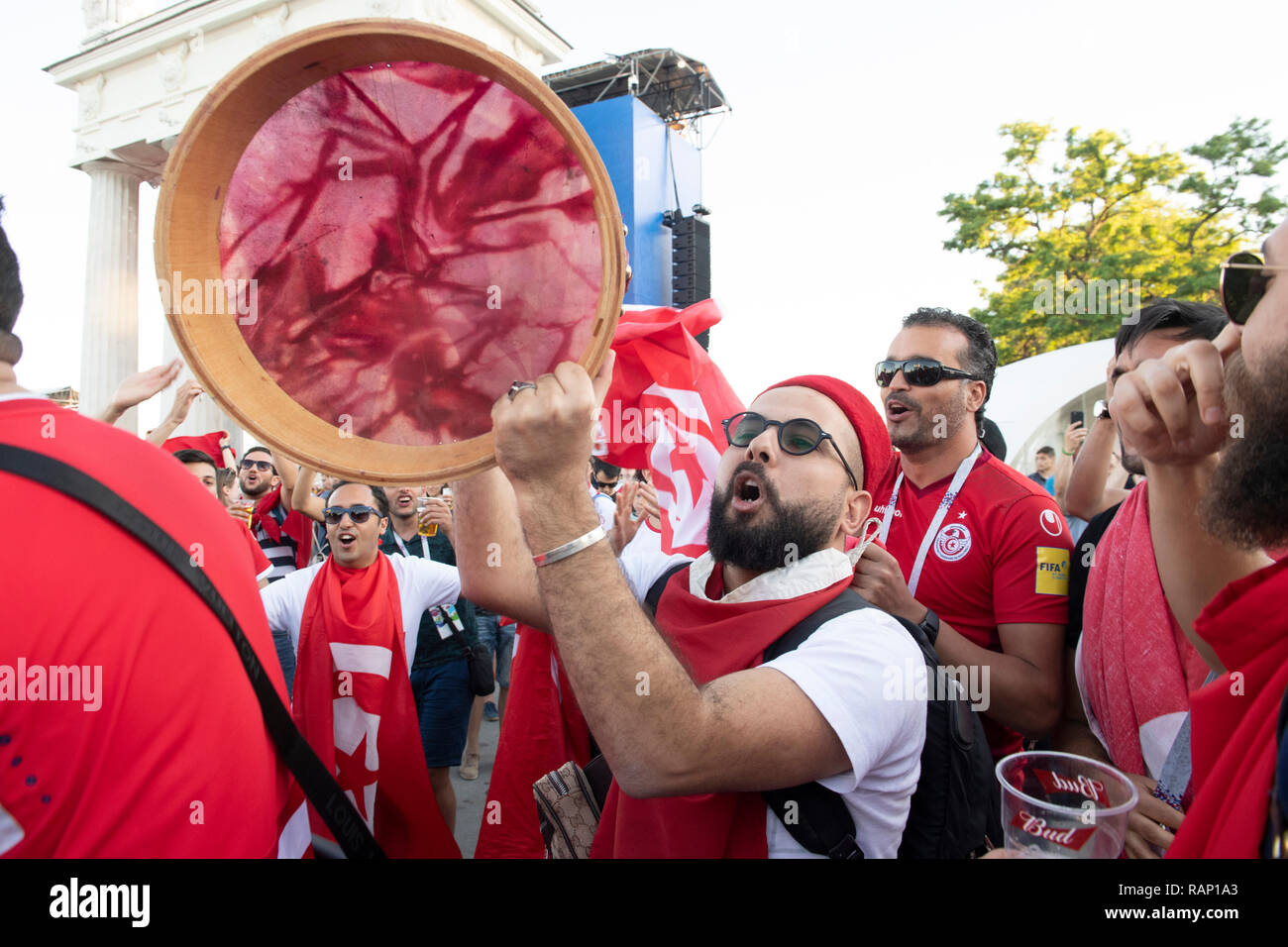 WORLD CUP 2018 ANGLAIS ET DE VOLGOGRAD FANS TUNISIENS S'AMUSER AVANT LE MATCH. Photo JEREMY SELWYN 18/06/2018 Banque D'Images