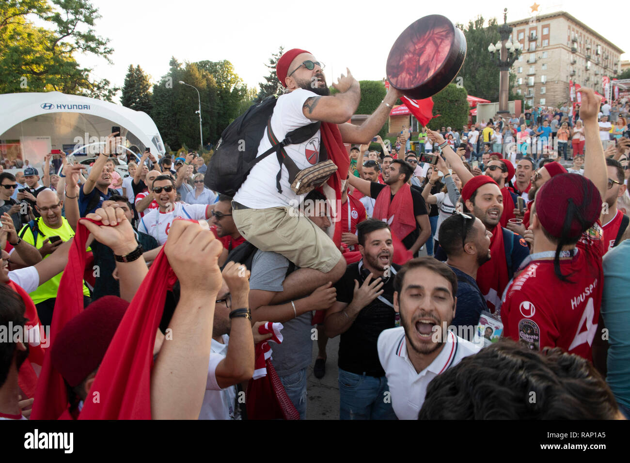 WORLD CUP 2018 ANGLAIS ET DE VOLGOGRAD FANS TUNISIENS S'AMUSER AVANT LE MATCH. Photo JEREMY SELWYN 18/06/2018 Banque D'Images