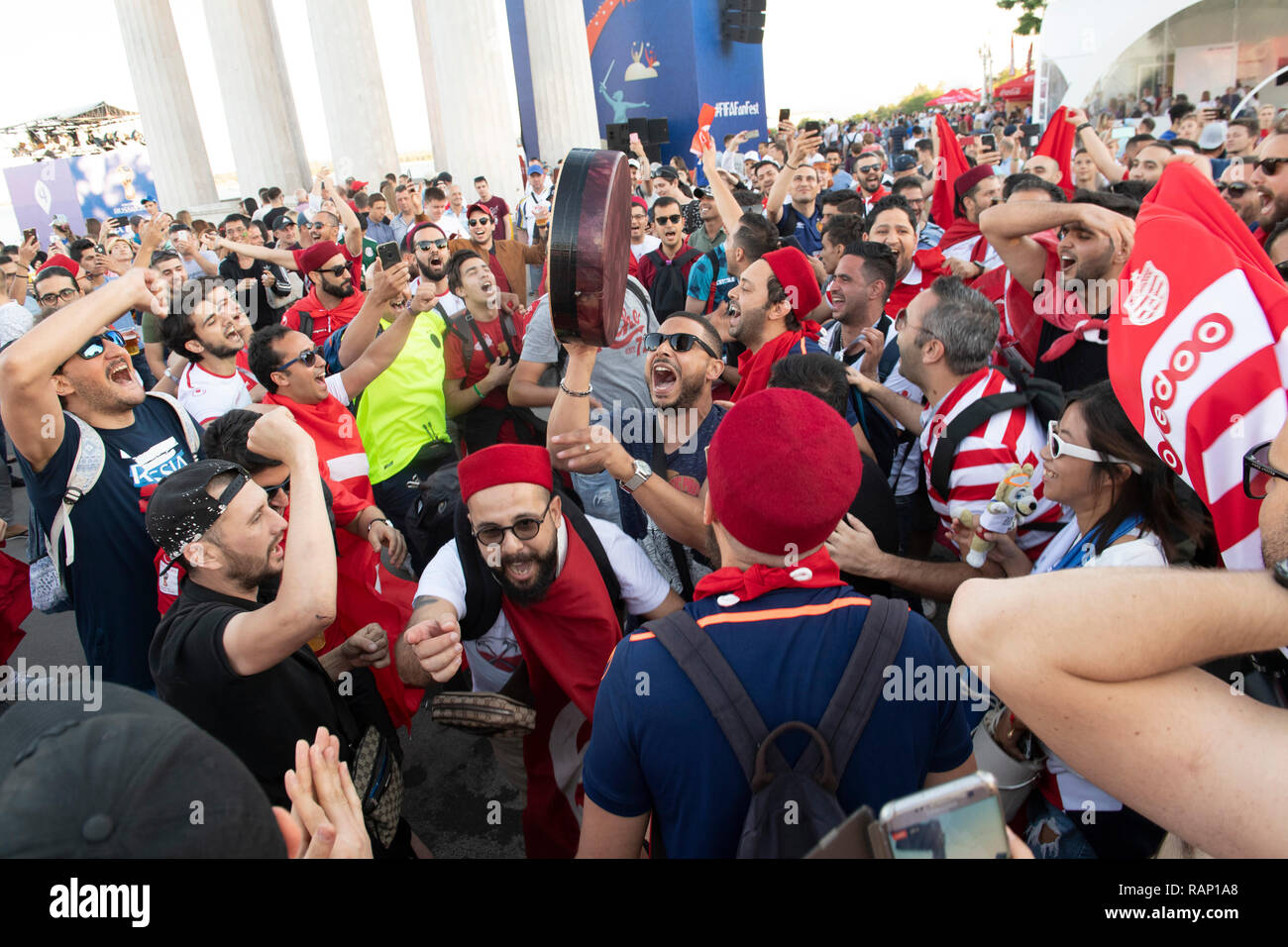 WORLD CUP 2018 ANGLAIS ET DE VOLGOGRAD FANS TUNISIENS S'AMUSER AVANT LE MATCH. Photo JEREMY SELWYN 18/06/2018 Banque D'Images