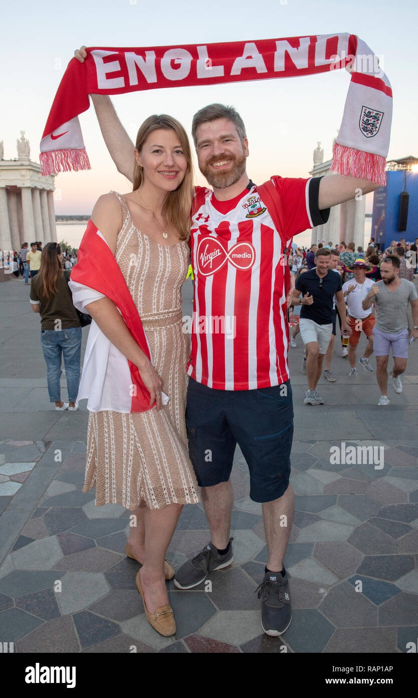 WORLD CUP 2018 ANGLAIS ET DE VOLGOGRAD FANS TUNISIENS S'AMUSER AVANT LE MATCH. COUPLE MARIÉ ET RUSSE ANGLAIS KEVIN ET MARINA MILVERTON. PICT Banque D'Images