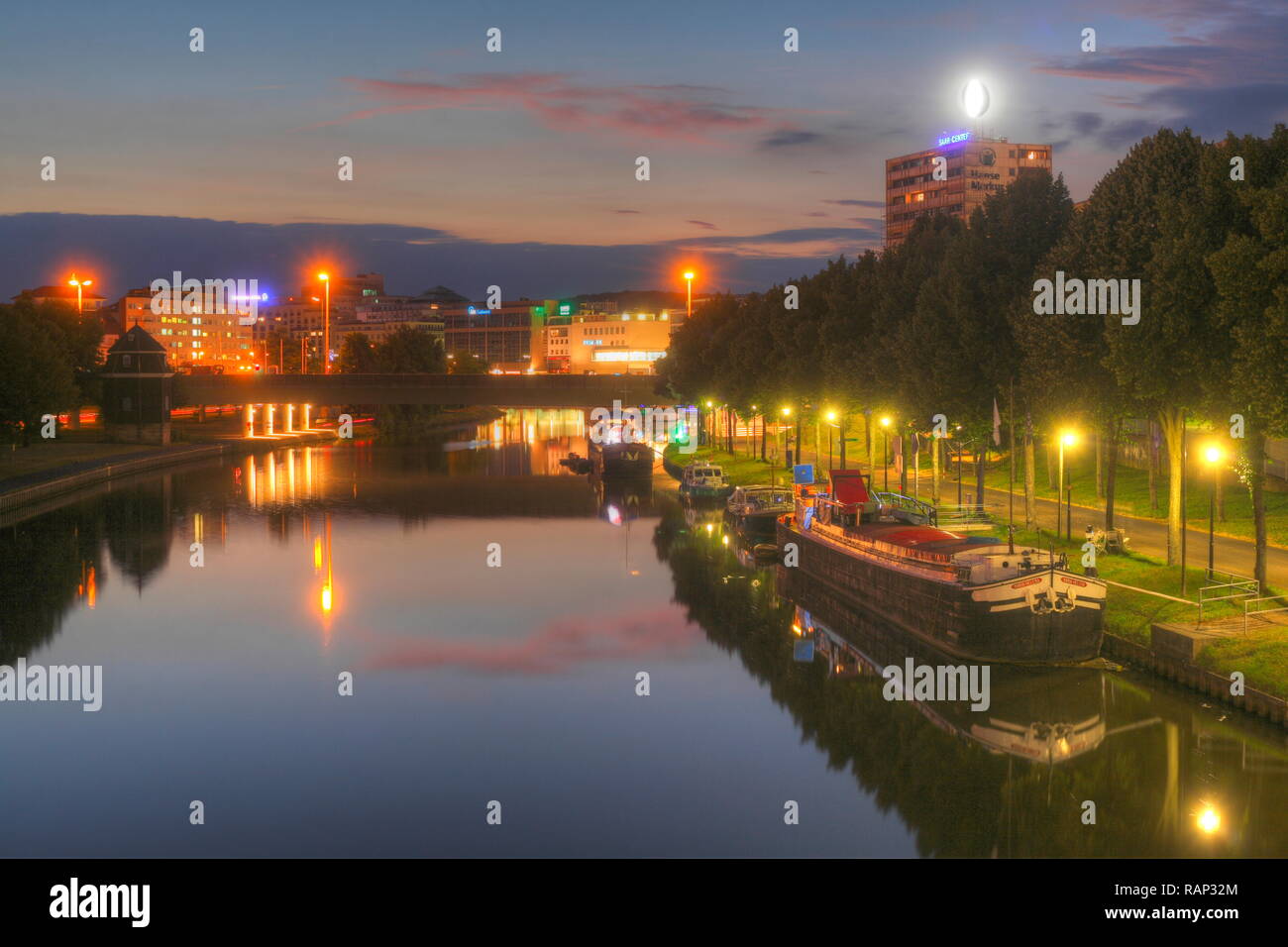 Stadtzentrum mit Saar bei Abenddämmerung, Saarbrücken, Saarland, Deutschland Banque D'Images