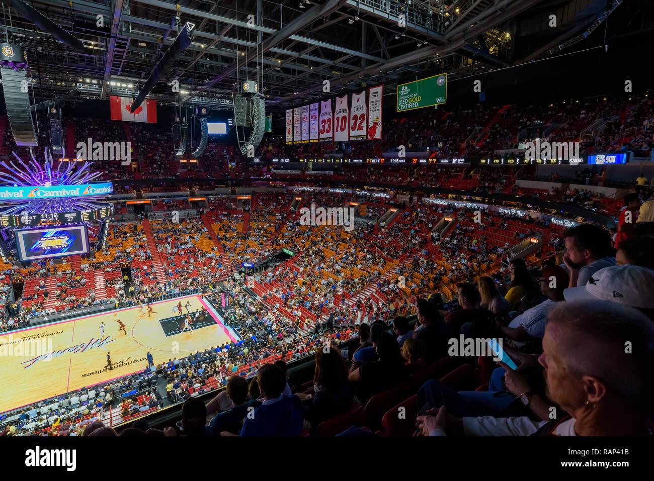 Miami, Floride - décembre 2018. Des foules de partisans combler l'American Airlines Arena lors d'un match de NBA entre Miami Heat et Orlando Magic. Banque D'Images