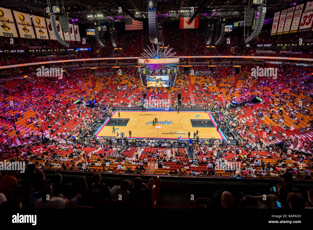 Miami, Floride - décembre 2018. Des foules de partisans combler l'American  Airlines Arena lors d'un match de NBA entre Miami Heat et Orlando Magic  Photo Stock - Alamy