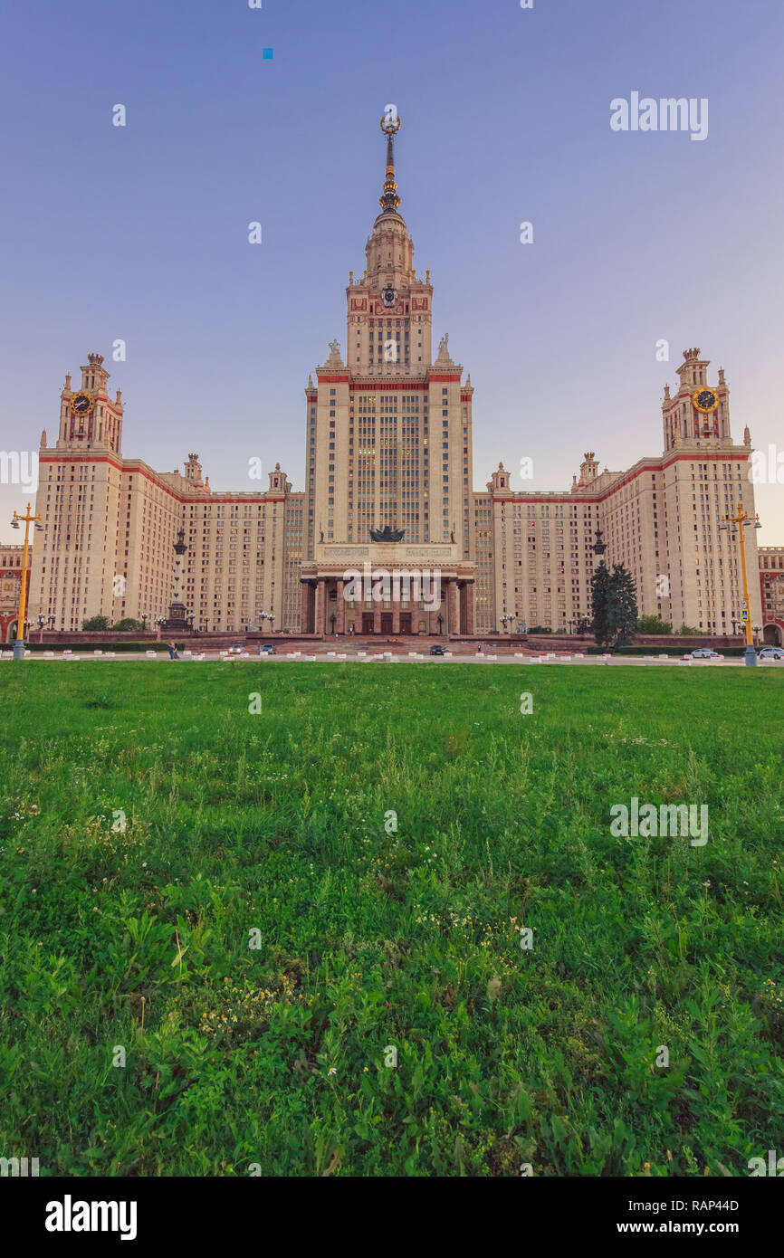 Belle architecture soviétique du temps de Staline à Moscou. L'Université d'État de Moscou. Banque D'Images