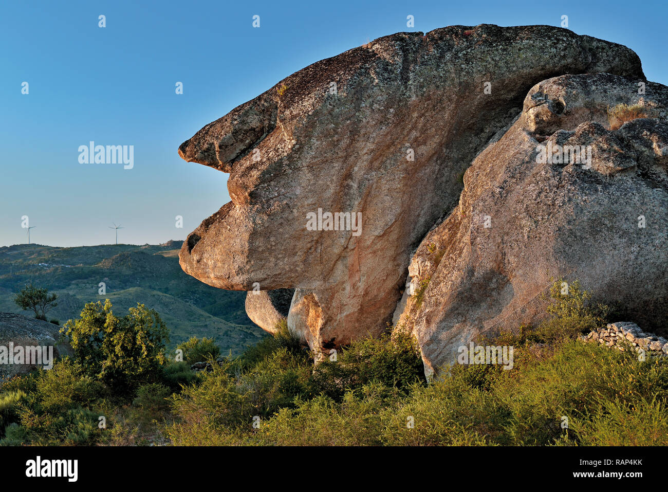 Une énorme roche de granit sculpté de la nature montrant la silhouette d'une vieille femme Banque D'Images