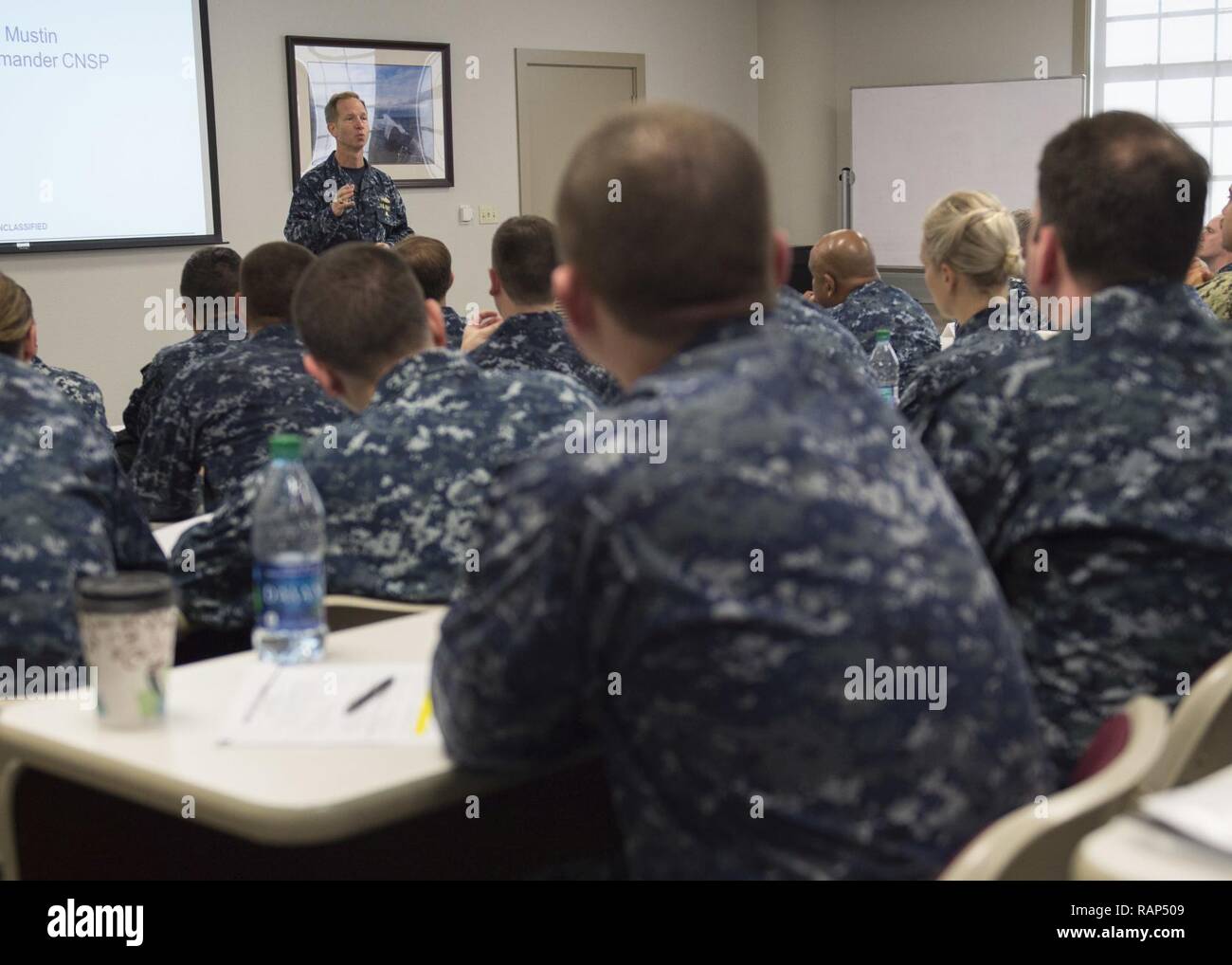 SAN DIEGO (fév. 24, 2017) Arrière Adm. John B. Mustin, commandant adjoint de la Force de surface, de la Flotte du Pacifique américaine, prend la parole lors du colloque de réserve LCS Base navale de San Diego. Près de 100 dirigeants de tous les navires de combat littoral (LCS) de la Force de réserve de la Marine et de la force active sont réunis ce week-end pour discuter de stratégies de réussite continue et les changements à venir pour la Réserve navale programme LCS.. Banque D'Images