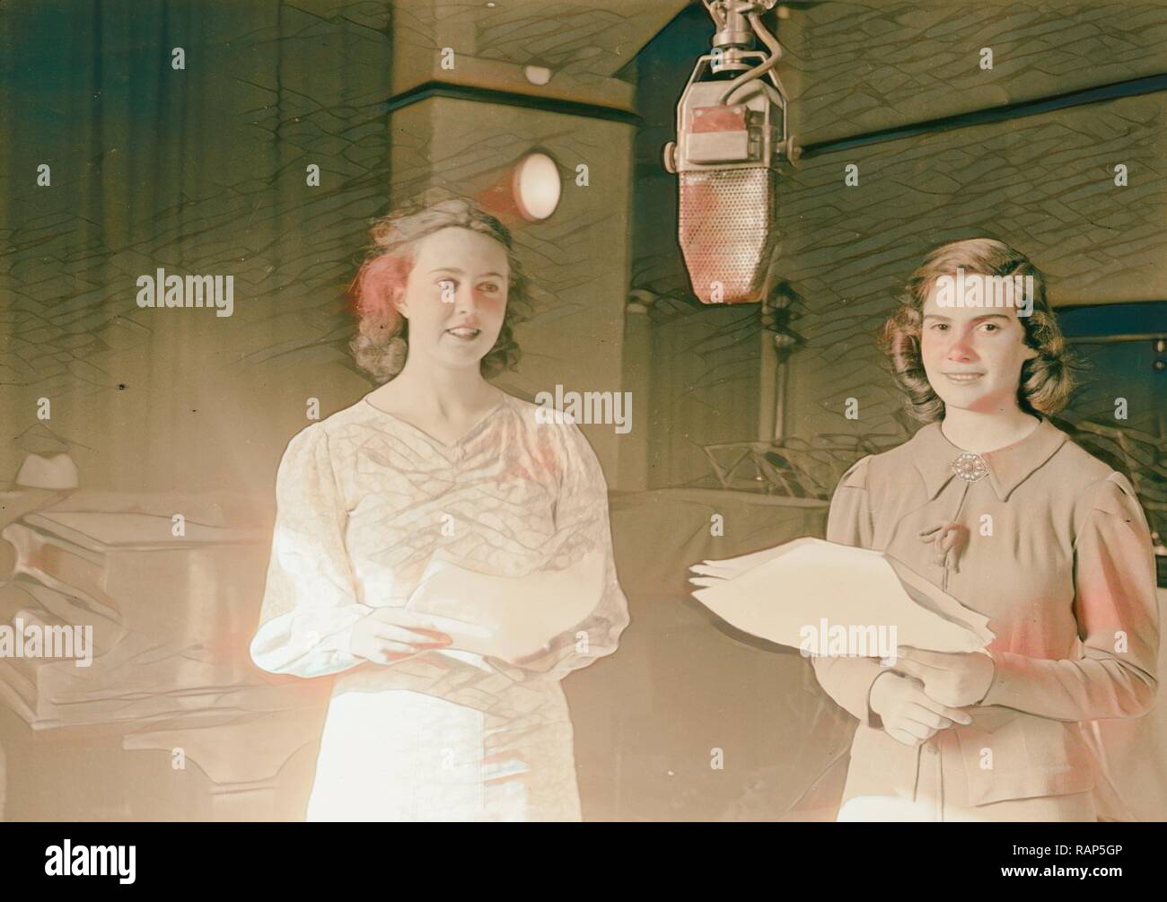 Studio de diffusion English Children's Hour, célèbre son 3e anniversaire. Fran & Lizy dans le Pêcheur de Rêves 1934 repensé Banque D'Images