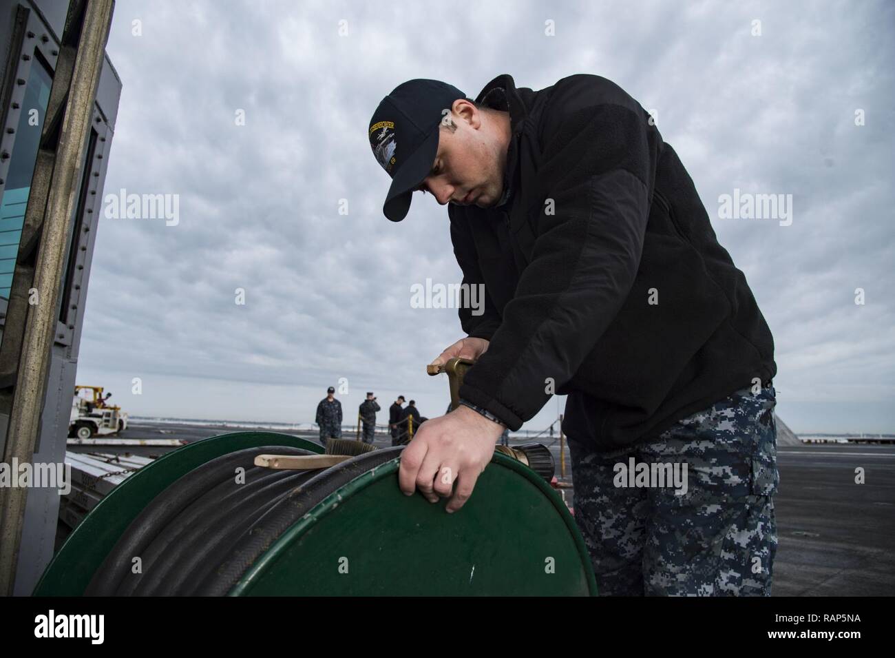 NORFOLK, Virginie (fév. 22, 2017) Maître de Manœuvre Aviation aviateur (manipulation), Joseph Priebe d'Oxford, Maine, brille une buse variable sur le pont du porte-avions USS Dwight D. Eisenhower (CVN 69) (Ike). Ike est en ce moment pier côté pendant la phase de maintien en puissance de la flotte (Plan d'intervention optimisés OFRP). Banque D'Images