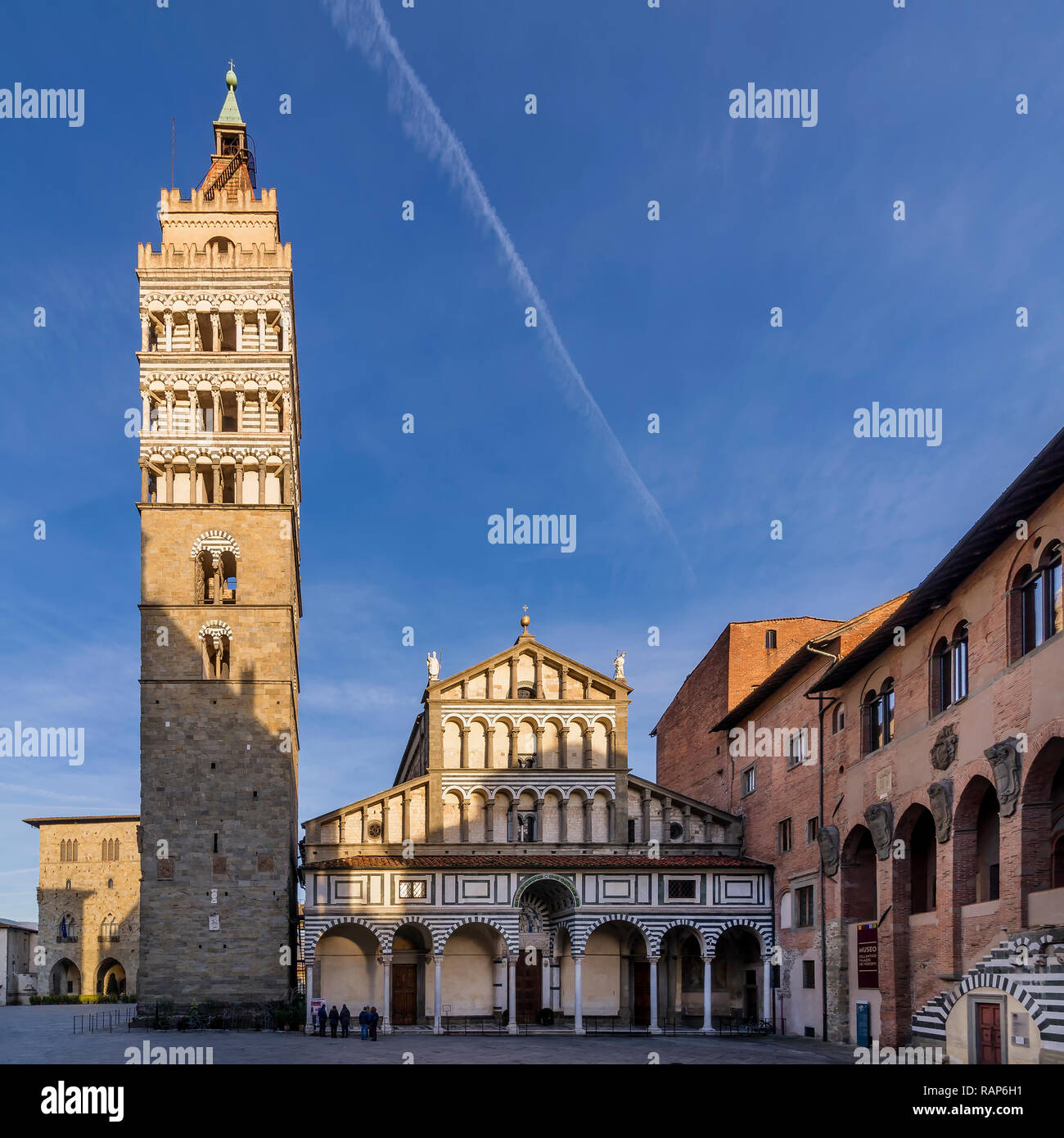 Le service d'un avion au-dessus de la cathédrale de Pistoia, Toscane, Italie Banque D'Images