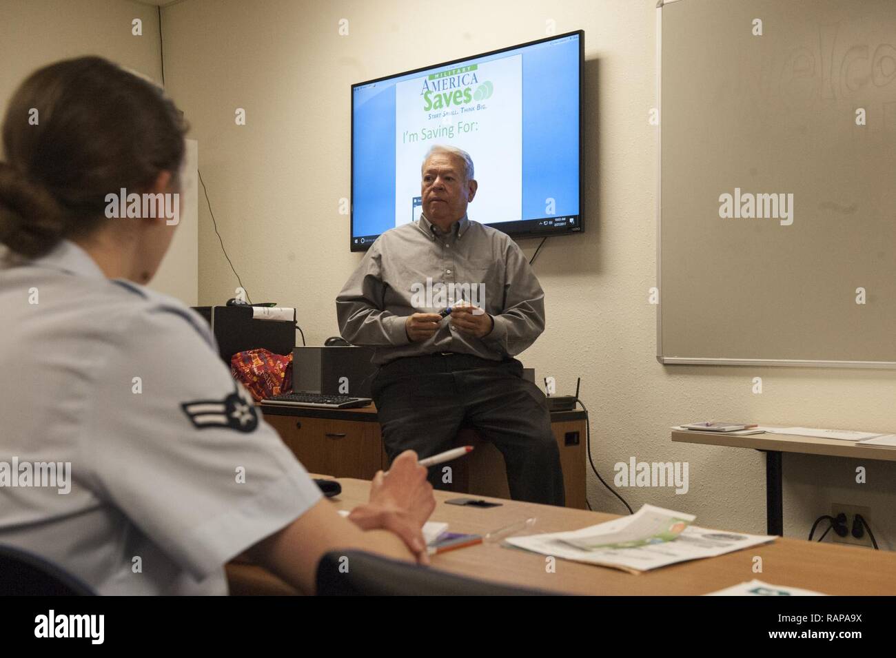 Miguel Hernandez, un conseiller financier d'El Paso, Texas, enseigne à une classe à l'aviateur des finances et de la famille Centre de préparation à la base aérienne de Holloman, N.M., le 27 février, 2017. L'AFRC se propage le message salvifique et exhortant la communauté à participer à la semaine 2017 Militaire enregistre ainsi que prendre l'Armée enregistre de contribution. Banque D'Images