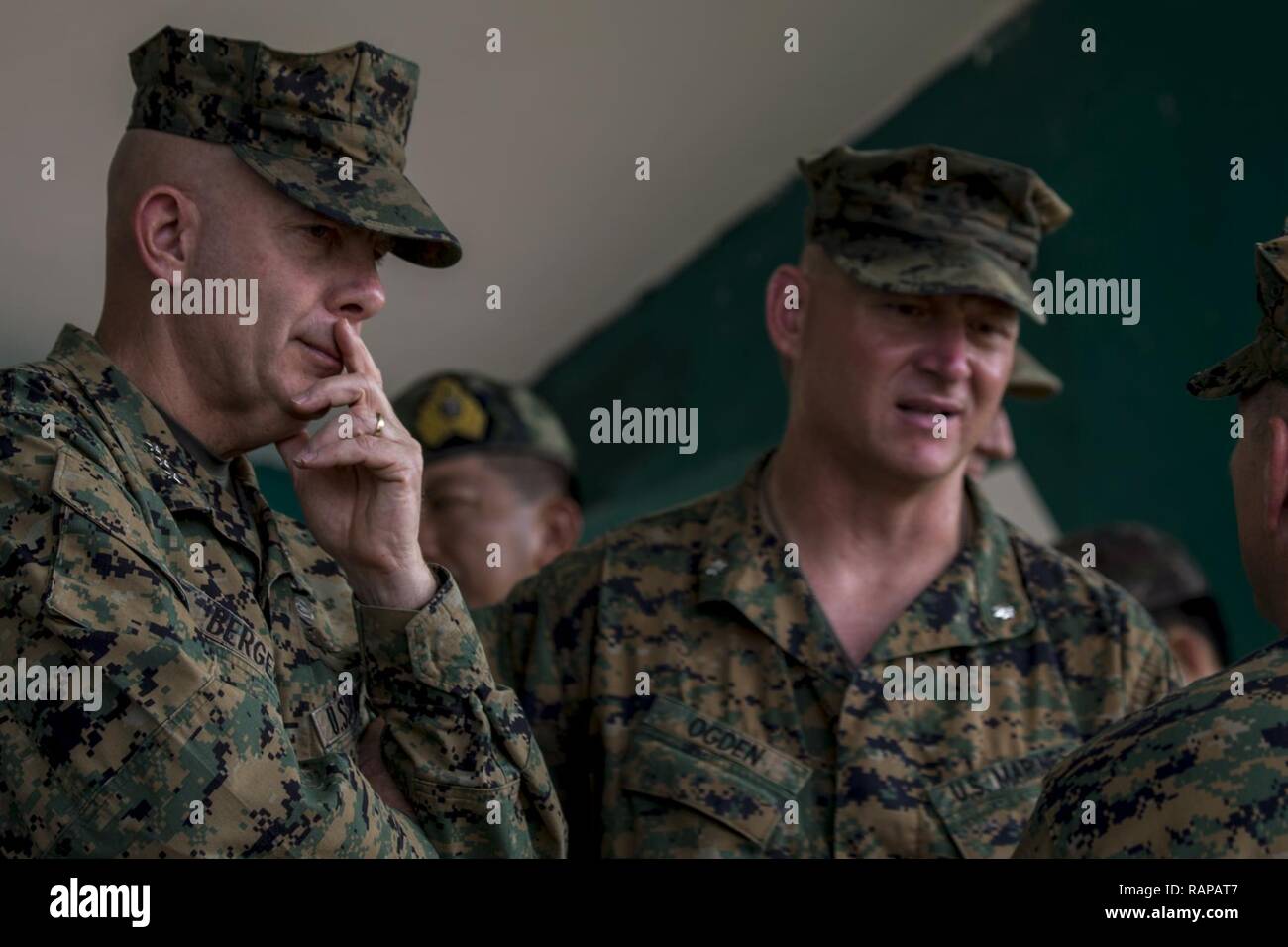Le général du Corps des Marines américain David M. Berger Forces maritimes Pacifique commandant général, regarde pendant un exercice de tir réel interarmes dans le cadre de l'exercice Gold Cobra 17, à Phu Lam Yai, Nakhon Ratchasima, Thaïlande, le 25 février 2017. Gold Cobra est le plus grand théâtre de la coopération en matière de sécurité de l'exercice dans la région du Pacifique-Indo-Asia et fait partie intégrante de l'engagement des États-Unis pour renforcer l'engagement dans la région. Banque D'Images