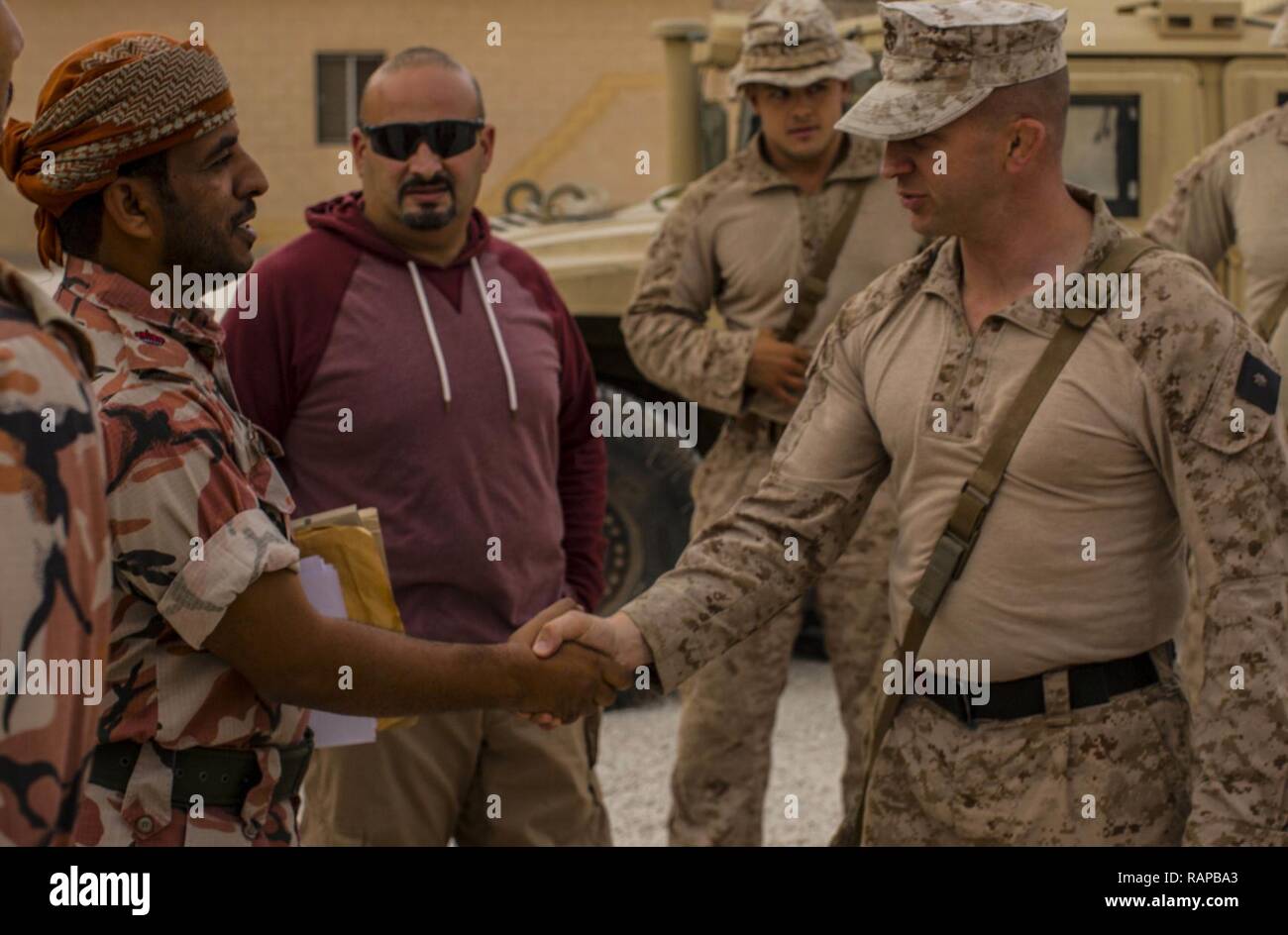 RABKUT , Oman (fév. 19, 2017) U. S. Marine le Major Jason Ford, directeur général de l'équipe Bn 1er Bataillon Landing., 4ème Marines, 11e Marine Expeditionary Unit (MEU), serre la main avec le Major Mohammed Abdullah Al Kasbi, commandant de compagnie avec l'Armée royale d'Oman (RAO), au cours d'un engagement clé en leadership au cours de l'exercice Sea Soldier '17, 19 février. L'exercice bilatéral se compose de l'entraînement au tir réel Évolutions et expert en la matière des engagements avec la RAO's 11e Brigade. 2017 Soldat de la mer est un annuel, exercice bilatéral mené avec l'Armée royale d'Oman qui visait à démontrer la coop Banque D'Images
