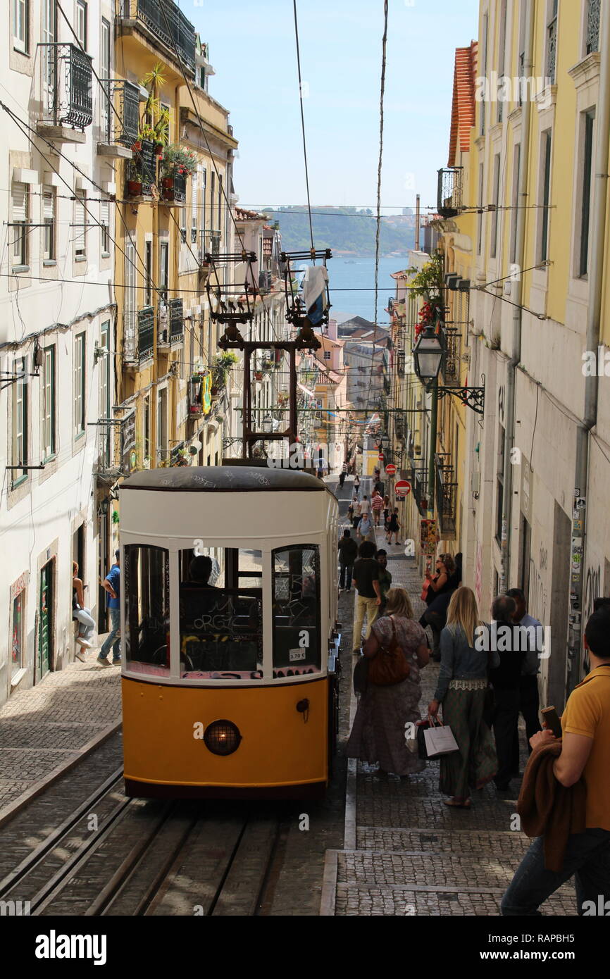 Tram Vintage à Lisbonne, Portugal, en un jour d'été Banque D'Images