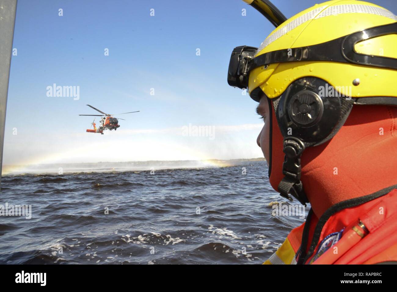 La survie de l'aviation à un technicien étudiant à l'école Centre de formation technique de l'Aviation (CIFA) à Elizabeth City, Caroline du Nord, monte à bord d'un 29 pieds de Boat-Small Réponse Station Elizabeth City, le 14 février 2017. Lui et ses camarades ont sauté dans la rivière Pasquotank depuis un hélicoptère Jayhawk MH-60 avant d'obtenir son diplôme et devenir officiellement ASTs, le 17 février 2017. Banque D'Images