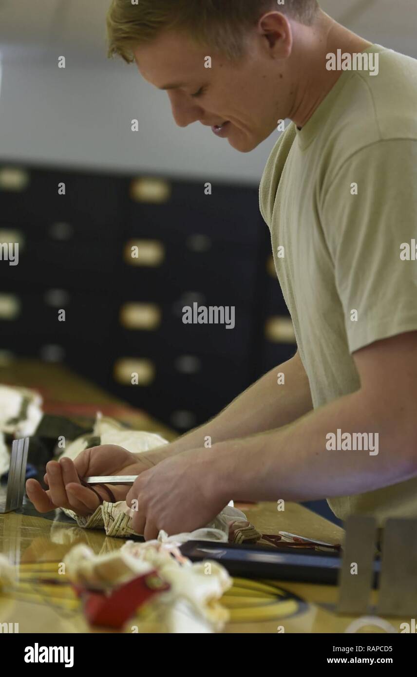 Les cadres supérieurs de l'US Air Force Airman Tyler Wineman, 1er Escadron de soutien d'opération de vol de l'équipage, technicien d'équipement de parachutisme se range lignes sur une T-38 Talon ancre flottante parachute à Joint Base Langley-Eustis, en Virginie, le 27 février, 2017. Le T-38 Talon a été le premier entraîneur supersonique et est piloté par 71e Escadron de chasse les pilotes à se préparer à voler le F-22 Raptor, une cinquième génération, capable de Mach 2 aéronefs. Banque D'Images