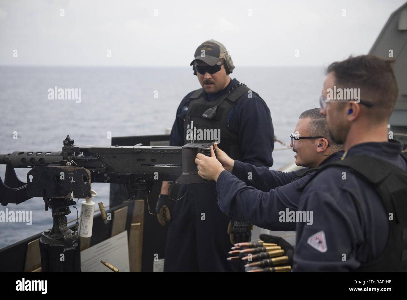 Mer de Chine du sud (fév. 24, 2017) Gunner's Mate 2e classe Justin Harrington, de Beacon, New York), les incendies de tours un pistolet de calibre .50 Au cours de formation de l'équipage à bord d'armes de combat littoral USS Coronado (LCS 4). En ce moment sur un déploiement de rotation en 7e Flotte des États-Unis zone de responsabilité, Coronado est un navire de guerre rapide et agile sur mesure pour patrouiller les eaux littorales de la région et travailler à coque coque avec des marines, partenaire fournissant 7e flotte avec les capacités flexibles dont elle a besoin maintenant et dans l'avenir. Banque D'Images