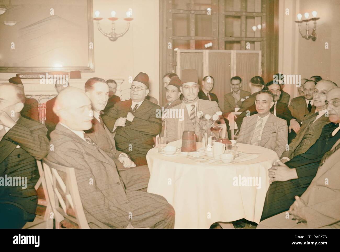 Réception à l'hôtel King David, le 16 octobre 1940 pour les Egyptiens Ibrahim el-Mazuri & Table d'invités dont M. repensé Banque D'Images