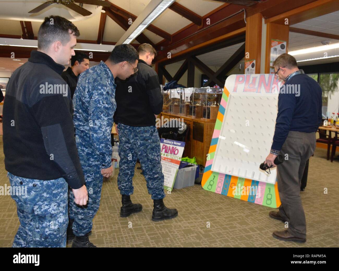 SILVERDALE, Washington (fév. 27, 2017) - Naval Base Kitsap (NBK) marins jouer "Plinko" à la NBK - Bangor, Trident Inn Galley comme l'une des activités militaires enregistre 2017 Semaine. Encourage les membres du service militaire permet de prendre les mesures nécessaires pour développer, protéger, et le plan pour un brillant avenir financier. Banque D'Images