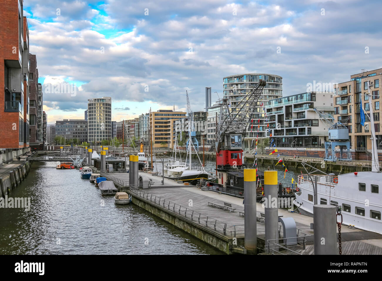 Port de Hambourg Sandtor HafenCity avec des bâtiments à l'architecture moderne Banque D'Images