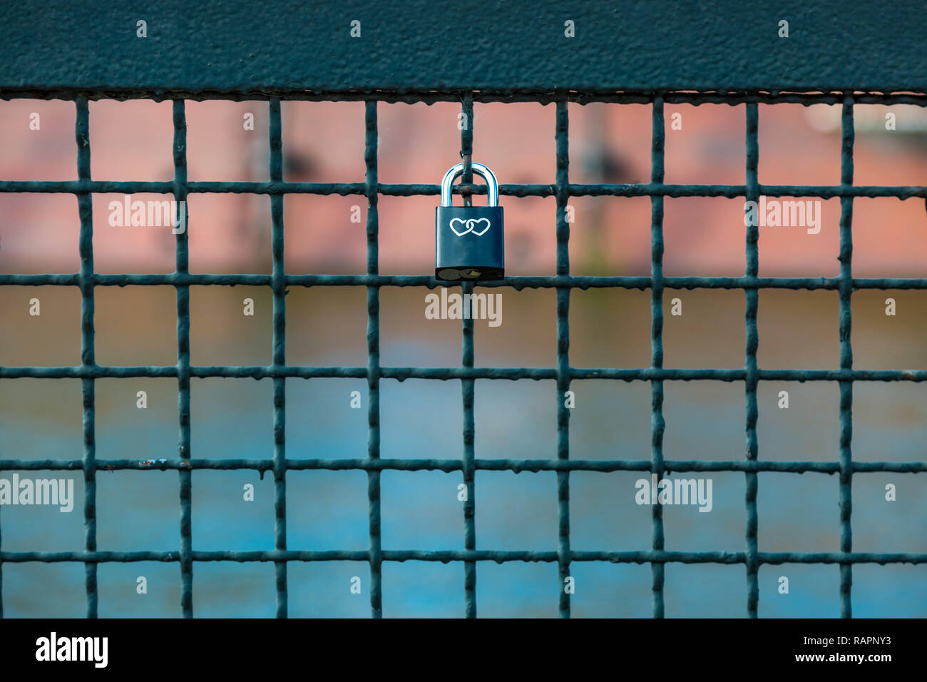 Un cadenas à double cœur se bloque sur une balustrade Banque D'Images