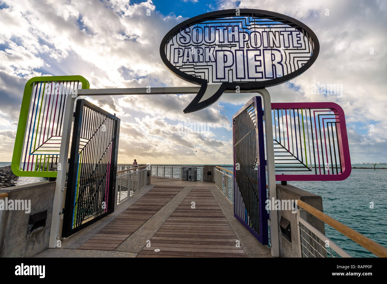 Vue de l'entrée et signe de South Pointe Park Pier au lever du soleil, populaire front de mer idéal pour les joggeurs, les touristes et la pêche à Miami Beach, Floride. Banque D'Images