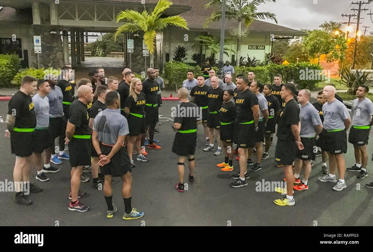 BASE COMMUNE de Pearl Harbor, Maine-Commande HICKAM Sgt. Le major John W. Foley (centre), le sergent-major de commandement de la 94e armée et de la défense antimissile, de l'armée américaine commande pacifique, parle aux dirigeants engagés, le 15 février 2017, à l'importance de la forme physique et la manière dont elle affecte la mission de l'armée à la suite d'un début de jogging sur la Colline Radar à Fort Shafter Hawaii. L'exécution a été le premier événement officiel lors de la commande le Sgt. Le major Foley's Leader Semaine de perfectionnement professionnel le 13 févr. à 10 févr. 16, 2017. Banque D'Images