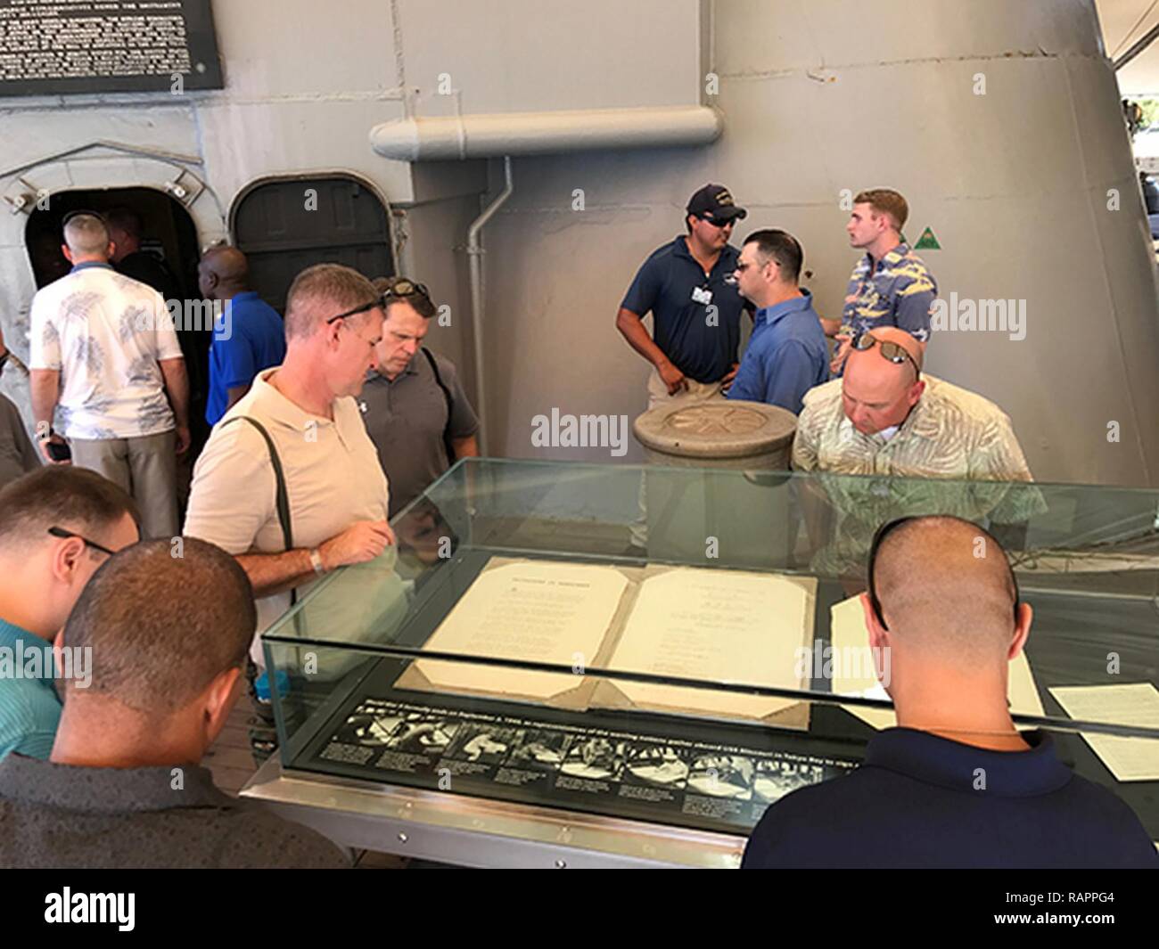 BASE COMMUNE de Pearl Harbor, Maine HICKAM, avec la 94e armée et de la défense antimissile, de l'armée américaine commande pacifique, examiner, 16 février 2017, une réplique du traité qui a été signé à bord du USS Missouri à la fin de la Seconde Guerre mondiale, au cours d'une visite officielle du navire à Ford Island, Hawaii. Le tour a été le personnel ride, un événement au cours de la partie officielle de commandement Le Sgt. Le major Foley's Leader Semaine de perfectionnement professionnel le 13 févr. à 10 févr. 16, 2017. Banque D'Images