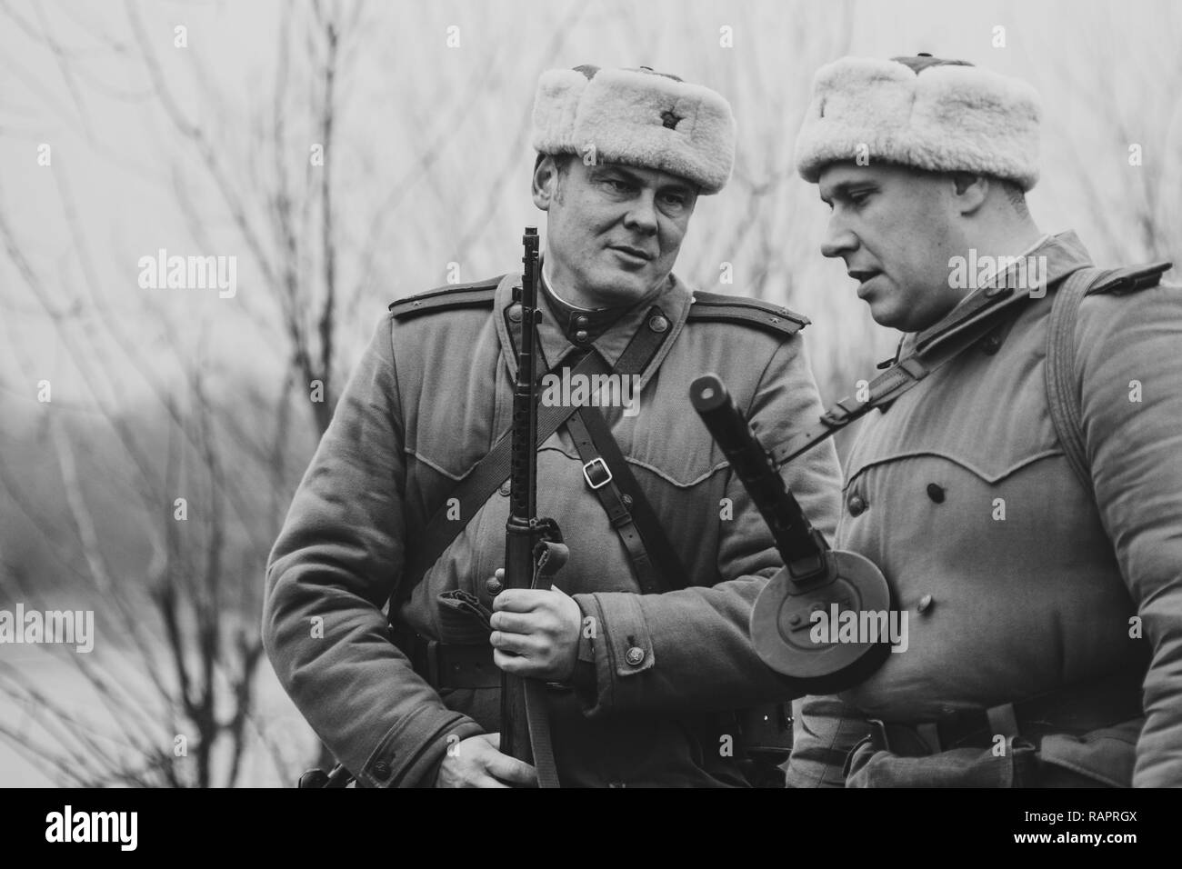 Gomel, Bélarus - 26 novembre 2017 : Les officiers de l'Armée Rouge avec mitrailleuses PPSh parlons. Reenactors sur la présentation dédiée à la l Banque D'Images
